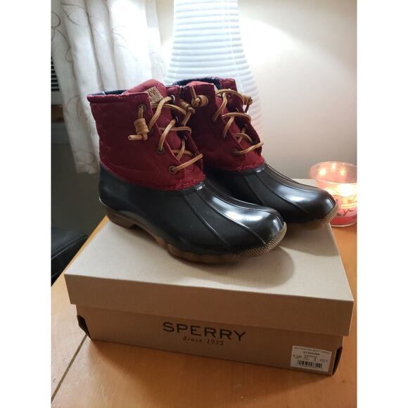 Sperry Saltwater Red Wine Quilted Duck Ankle Boots Women’s Size 6.5 NEW Boxed - Picture 1 of 12